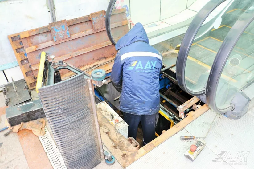 Bakıda yerüstü piyada keçidinin sıradan çıxmış eskalatorları təmir edilir