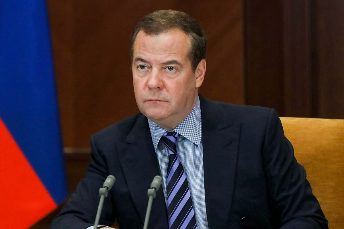 Medvedev threatens French minister with war