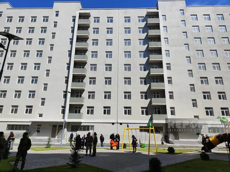 Şəhid ailələri və müharibə əlillərinə daha 100 mənzil və fərdi ev verilib