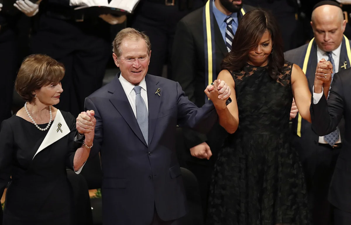 Bush danced on a funeral of policemen killed in Dallas - VIDEO