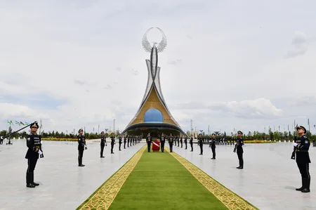 President Ilham Aliyev visits Independence Monument in Tashkent