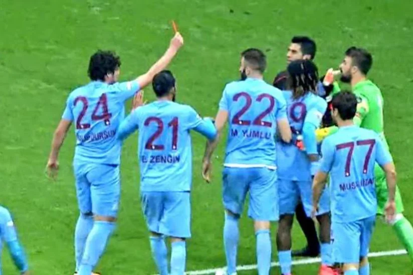 Qalatasaray - Trabzonspor matçında futbolçu baş hakimə qırmızı vərəqə göstərib - FOTO - VİDEO