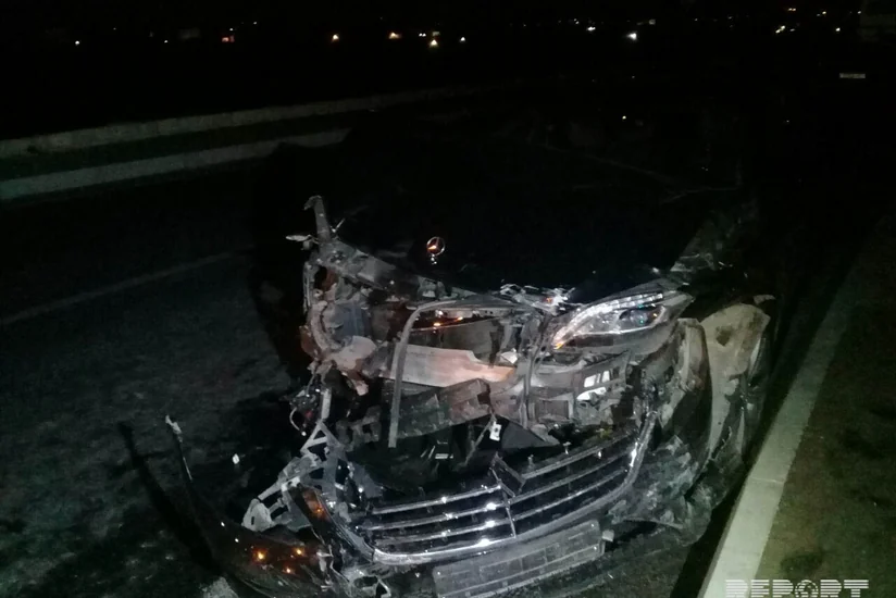 В Баку нарушивший правила водитель совершил аварию, 2 пострадали - ФОТО