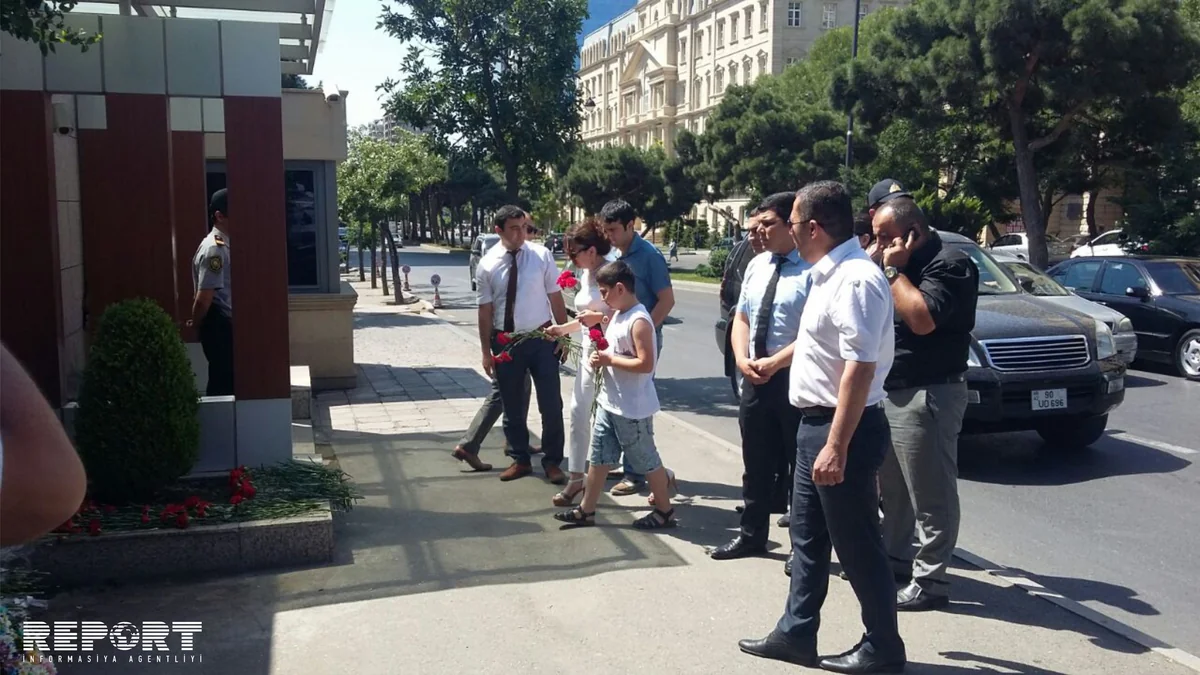Bakı sakinləri Türkiyə səfirliyinə gül aparmaqda davam edir - FOTO