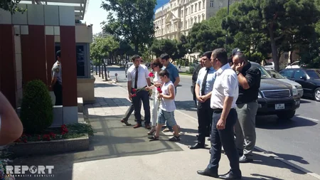 Baku residents bring flowers to the Turkish Embassy - PHOTO
