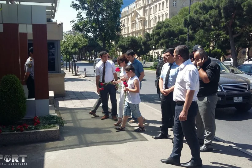 Жители Баку продолжают нести цветы к посольству Турции - ФОТО