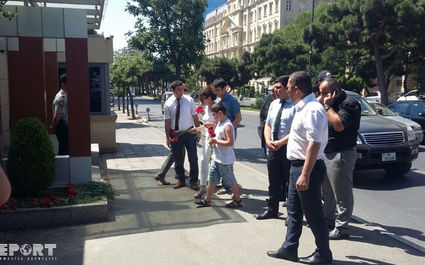 Bakı sakinləri Türkiyə səfirliyinə gül aparmaqda davam edir - FOTO