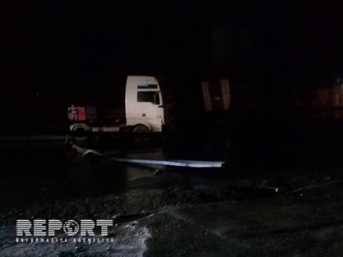 Xırdalanda yük maşını qəza törədib, çəni deşilərək yanacağı yola tökülüb - FOTO