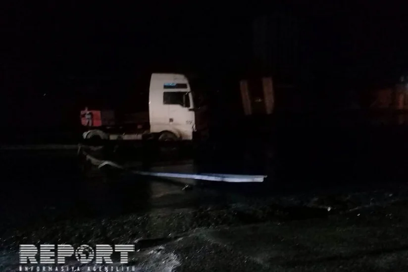 В Хырдалане грузовой автомобиль учинил аварию, был поврежден бензобак, топливо пролилось на дорогу - ФОТО