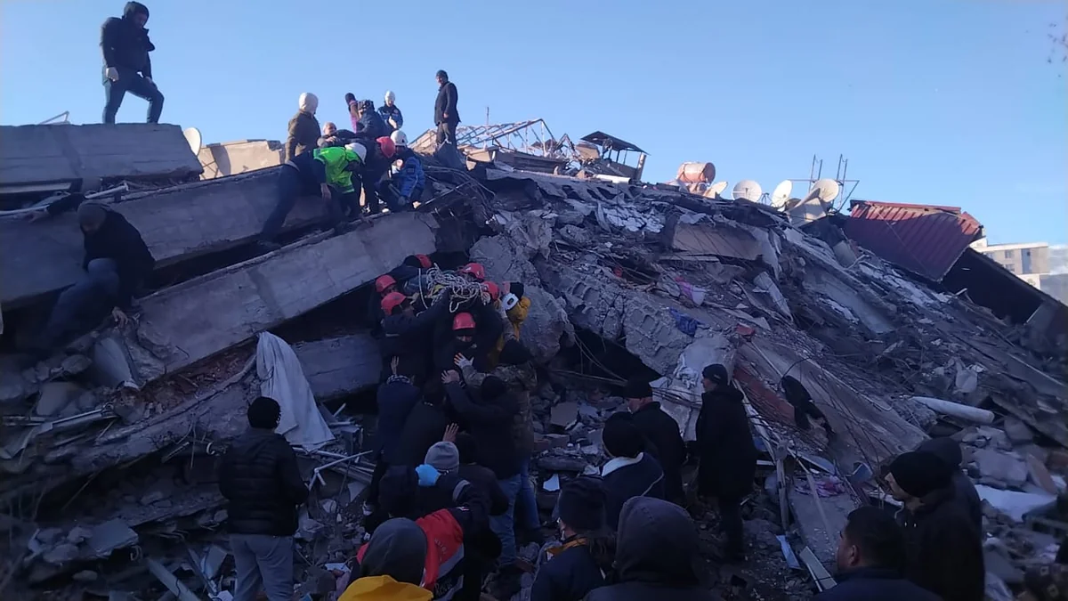 Azərbaycan xilasediciləri dağıntılar altından 36 saatdan sonra yaşlı kişini sağ çıxarıb 