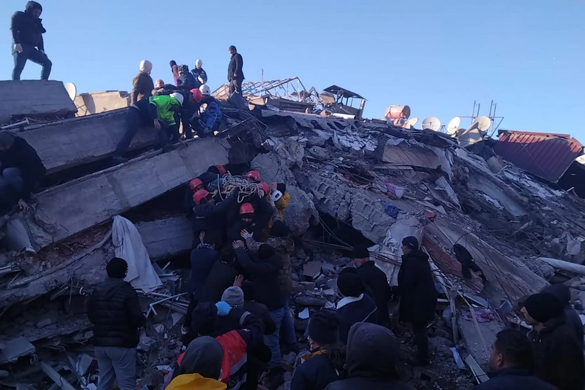 Azərbaycan xilasediciləri dağıntılar altından 36 saatdan sonra yaşlı kişini sağ çıxarıb 