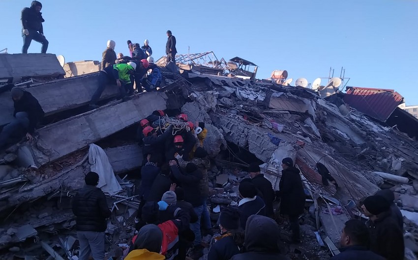 Azərbaycan xilasediciləri dağıntılar altından 36 saatdan sonra yaşlı kişini sağ çıxarıb 