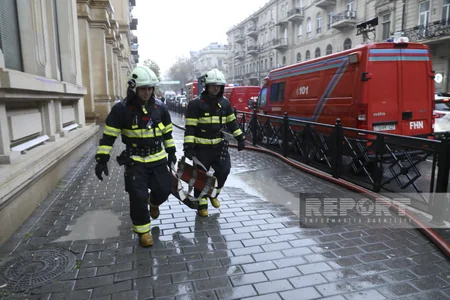 В центре Баку произошел пожар в жилом доме