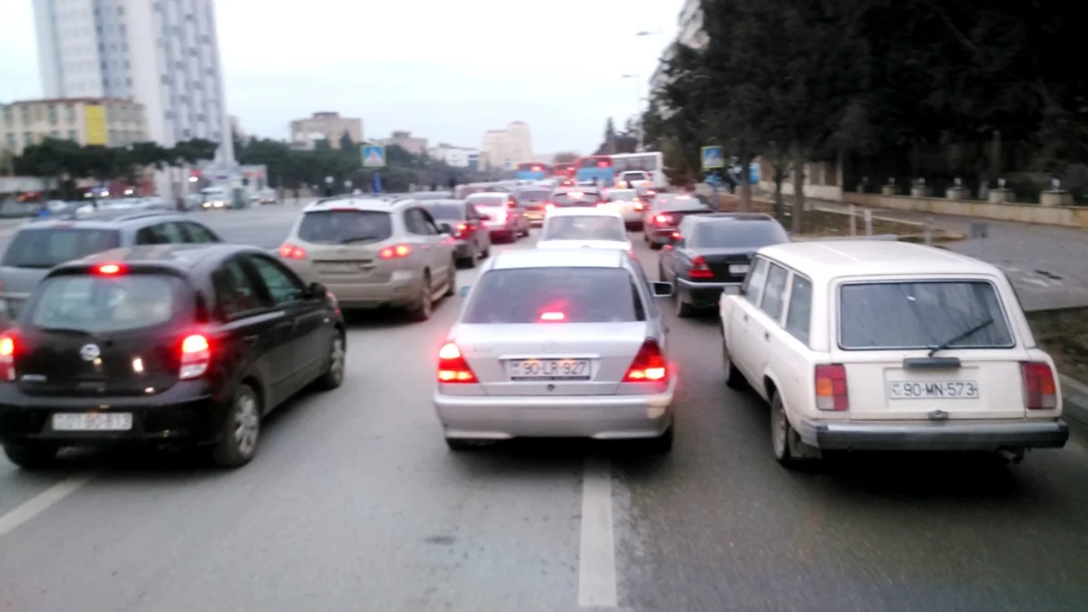 Bakının bəzi yollarında sıxlıq yaranıb