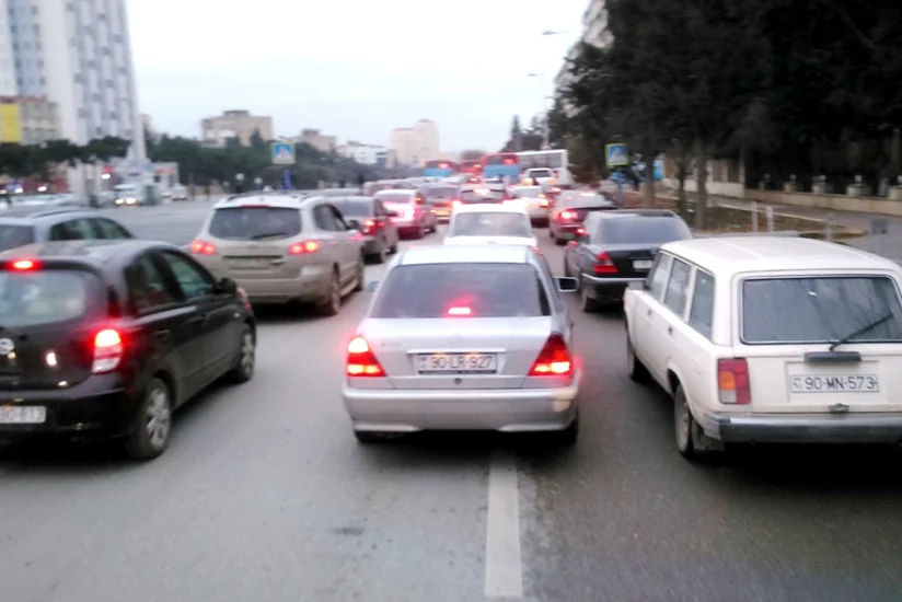 На бакинских дорогах отмечается плотность движения