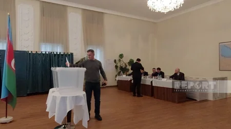 Voting in Ukraine kicks off amid air attack