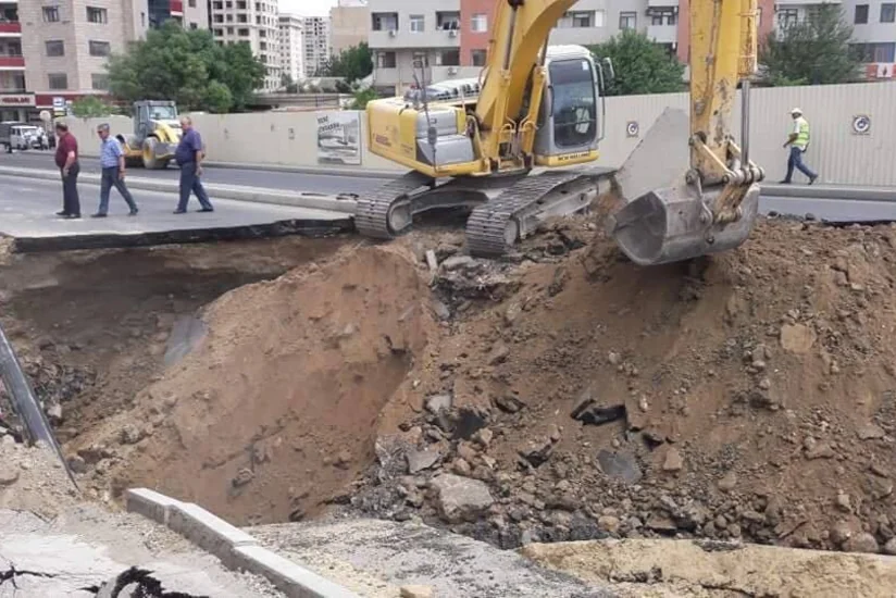 Bakıda yolun çökməsinin səbəbi qazıntı işlərindən sonra bəlli olacaq - VİDEO
