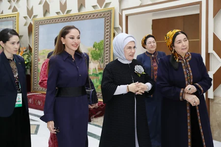 Mehriban Əliyeva Türkmənbaşı şəhərində təsviri və dekorativ sənət əsərlərindən ibarət sərgilərlə tanış olub