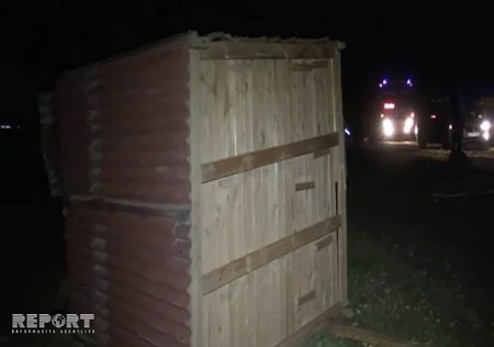 Goranboyda yük maşınından yola düşən köşk qəzaya səbəb olub - FOTO