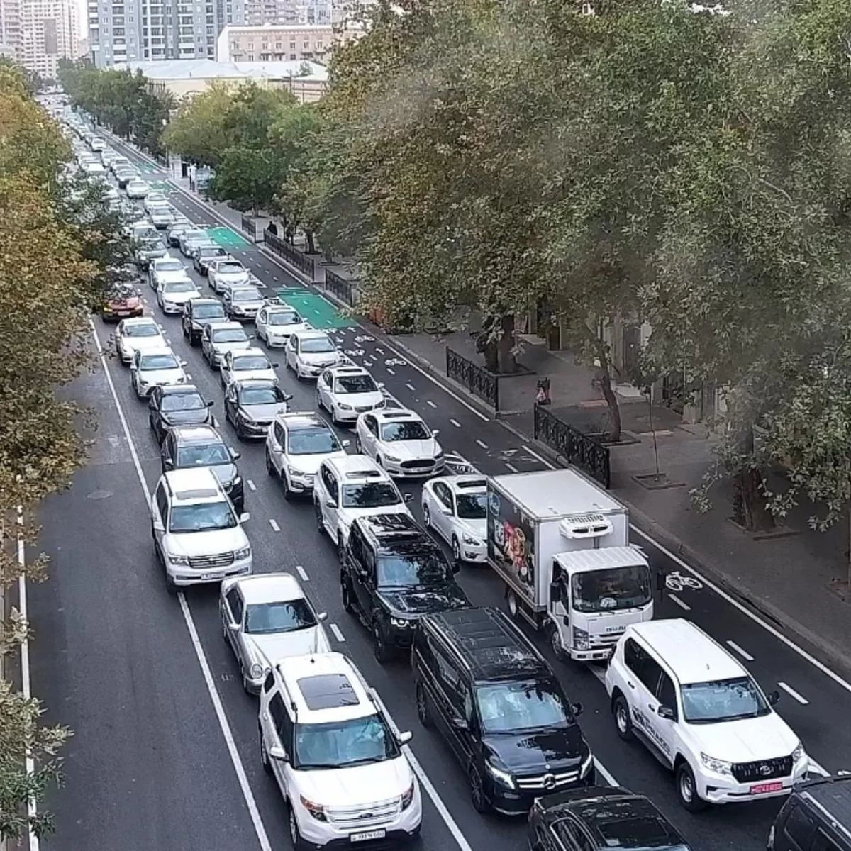 Bakının bir sıra yollarında nəqliyyatın sıxlığı müşahidə edilir