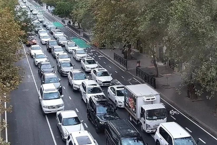 Bakının bir sıra yollarında nəqliyyatın sıxlığı müşahidə edilir