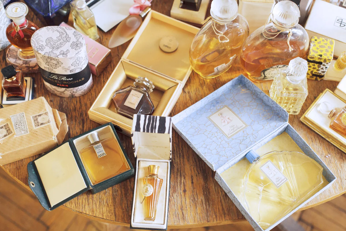 Bakıda məşhur mağazadan 12 min manatlıq ətir oğurlanıb