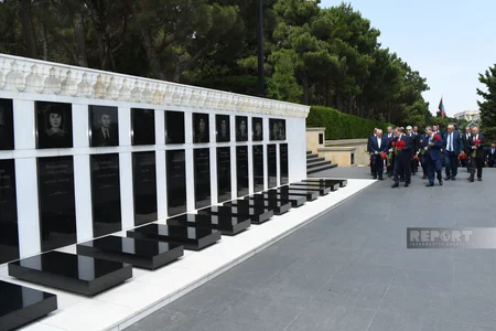 Diplomatik xidmət orqanlarının rəhbərləri Şəhidlər Xiyabanını ziyarət edib