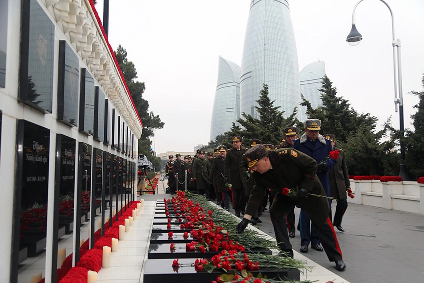 Müdafiə Nazirliyinin şəxsi heyəti Şəhidlər xiyabanını ziyarət edib