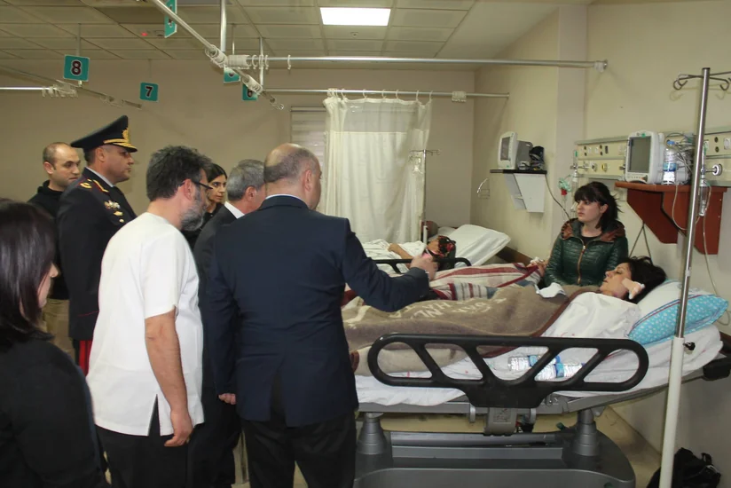 Azərbaycanın hökumət rəsmiləri İğdırdakı qəzada yaralanan ölkə vətəndaşlarını ziyarət ediblər