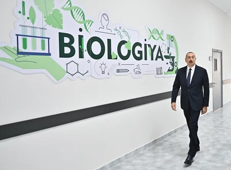 Prezident Bakıda yeni inşa edilən məktəb kompleksində yaradılan şəraitlə tanış olub
