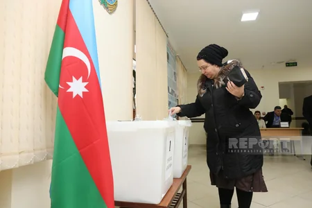 Paytaxtdakı seçki məntəqələrində seçici fəallığı davam edir - FOTOREPORTAJ