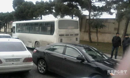 Bakıda marşut avtobusu ilə minik avtomobili toqquşub - FOTO