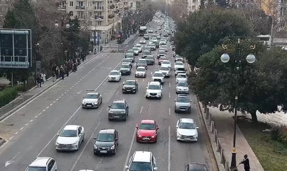 Bakının bir sıra yollarında nəqliyyatın sıxlığı müşahidə olunur