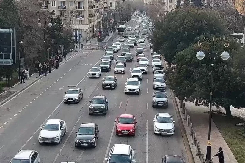 Bakının bir sıra yollarında nəqliyyatın sıxlığı müşahidə olunur