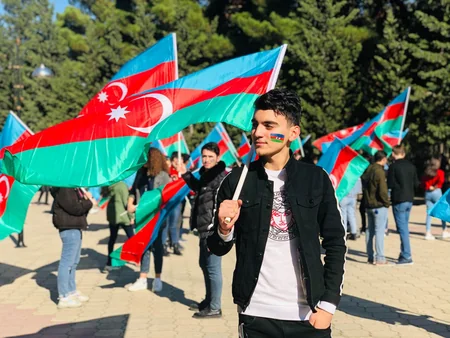 BDU-nun tələbələri Üç rəngin kölgəsində! adlı fləşmob keçiriblər