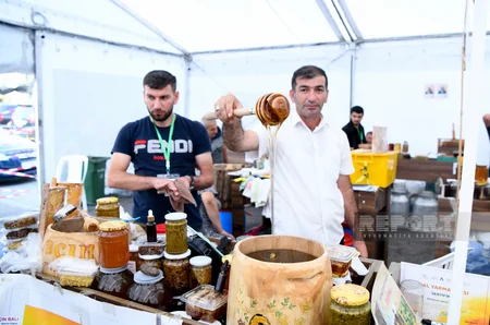 Bakıda alıcı gözləyən bal yarmarkasından - REPORTAJ