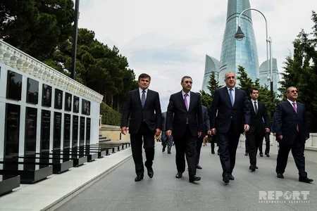 XİN-in rəhbərliyi Fəxri xiyabanı və Şəhidlər xiyabanını ziyarət edib