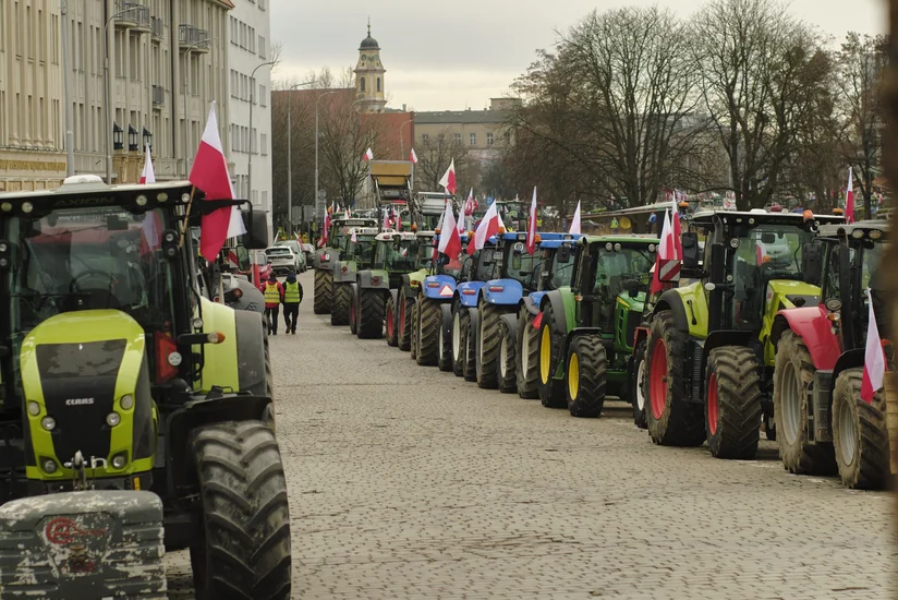 Polşalı fermerlər hökumətin istefası üçün imza toplamağa başlayacaqlar