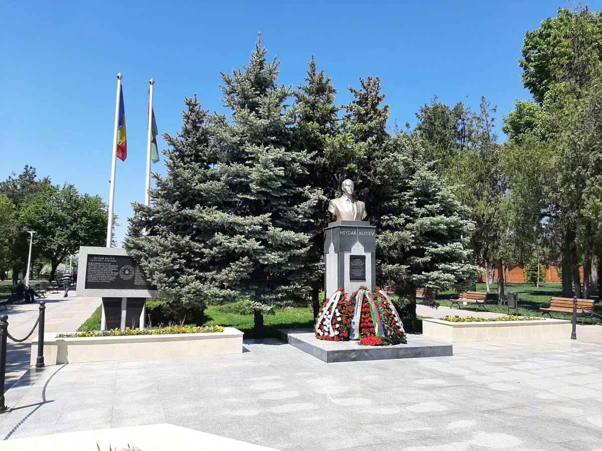 Ulu öndər Heydər Əliyevin Belqrad və Buxarestdəki abidəsi ziyarət edilib