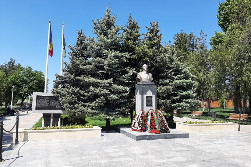 Ulu öndər Heydər Əliyevin Belqrad və Buxarestdəki abidəsi ziyarət edilib