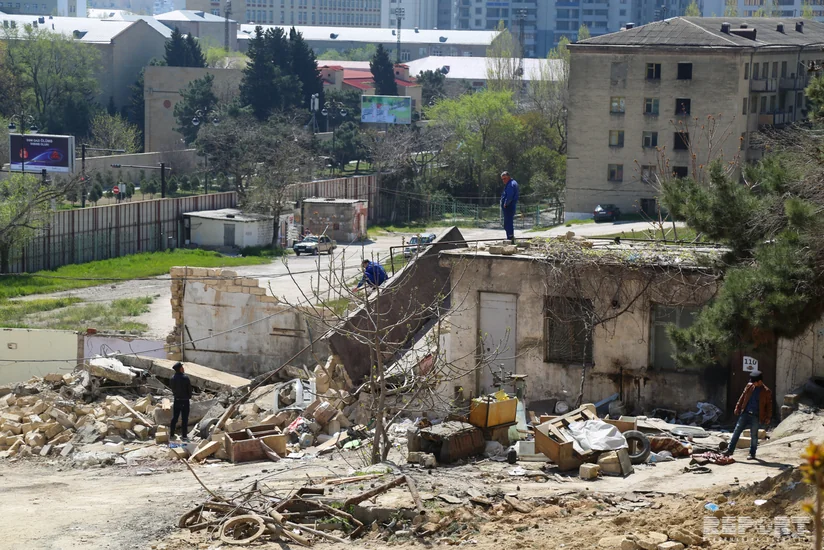 В Ясамале с территории с приостановленным строительством выведена техника - ВИДЕО