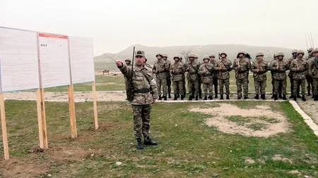 Курсанты выполняют упражнения по стрельбе - ВИДЕО
