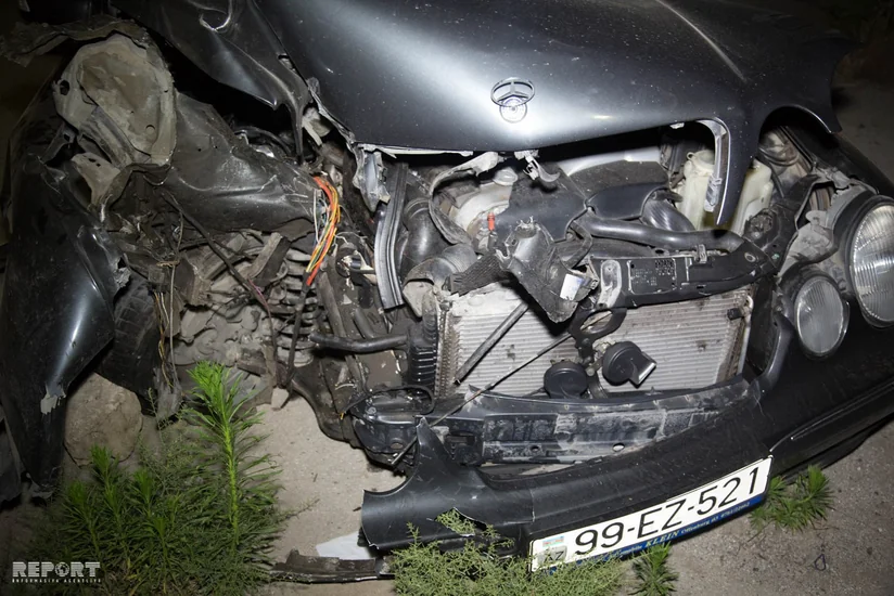 Отбойник насквозь пронзил Мерседес на трассе Баку-Сумгаит, есть жертва - ФОТО