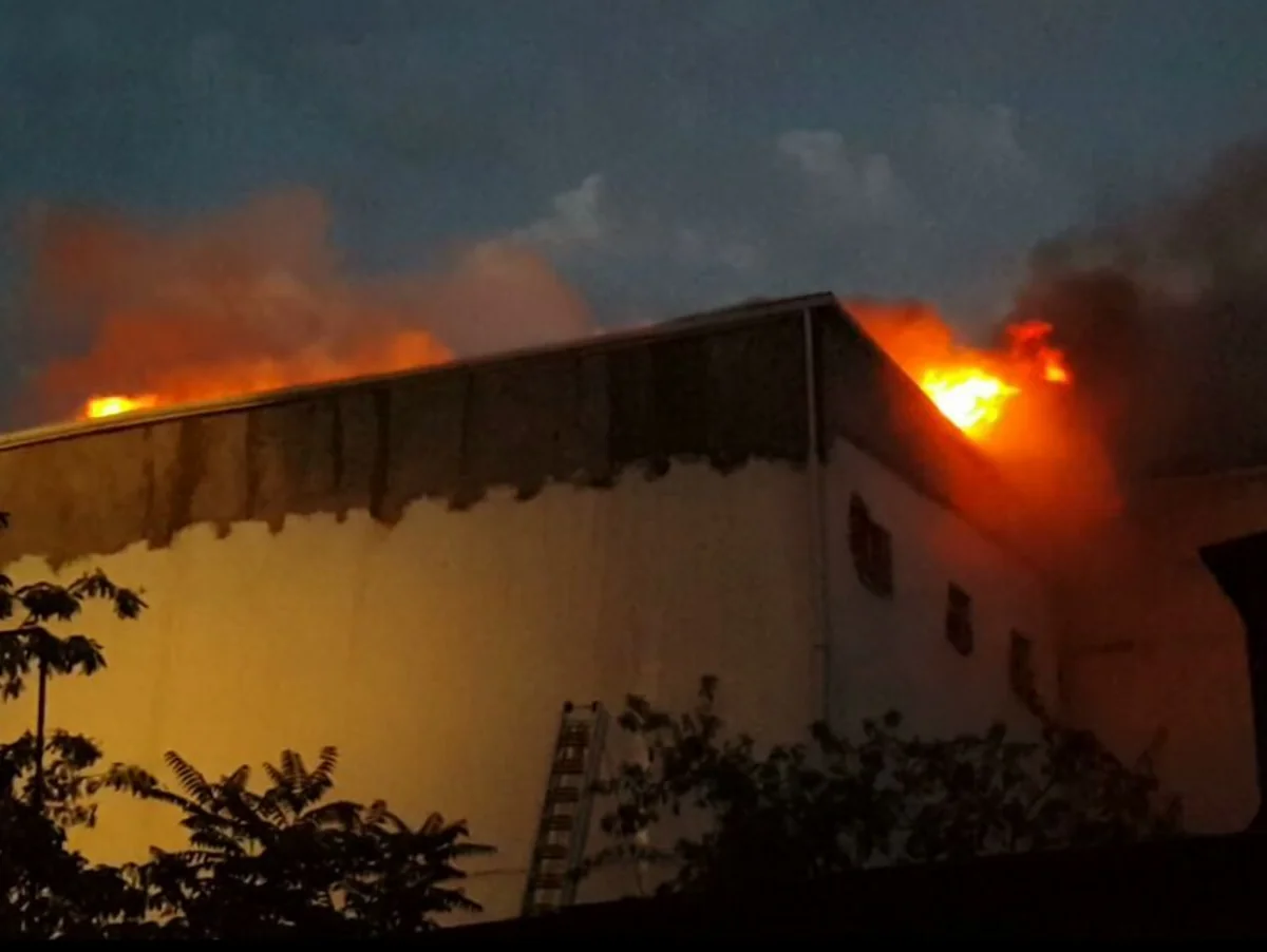 Sumqayıtda mağaza yanır - FOTO