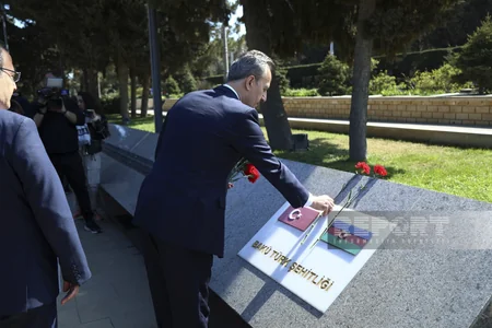 Türkiyənin Müdafiə Sənayesi Komitəsinin sədri Şəhidlər xiyabanını və “Türk şəhidliyi” abidəsini ziyarət edib - YENİLƏNİB