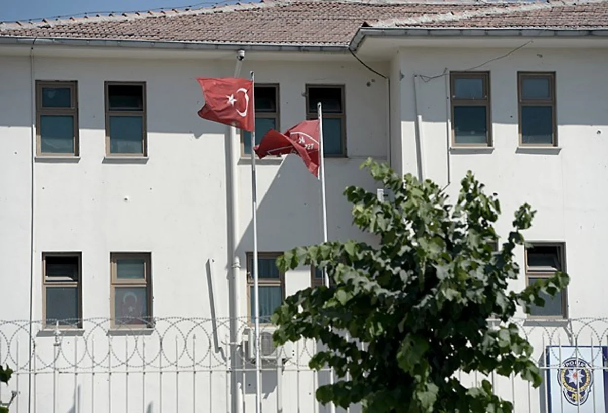 В Стамбуле вооруженные лица обстреляли здание полиции