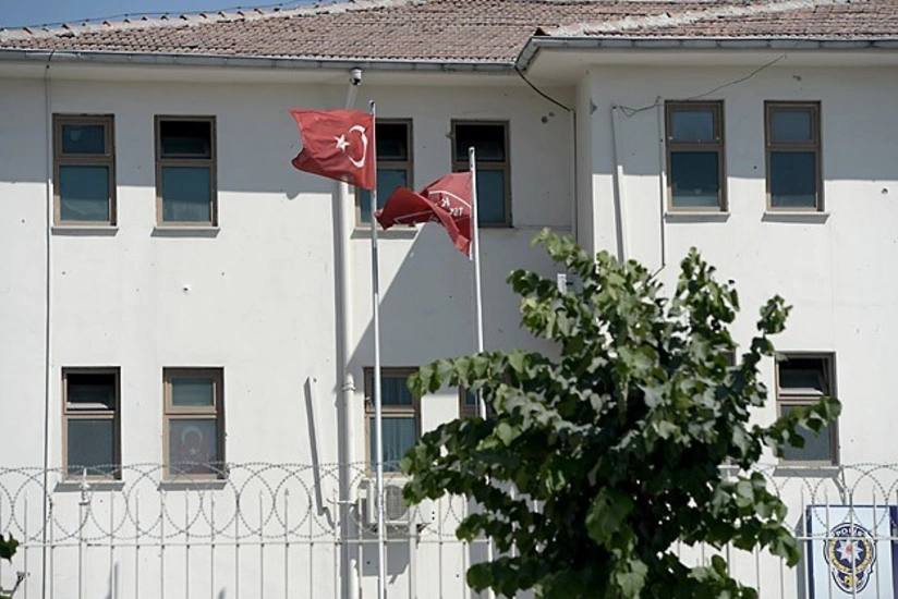 İstanbulda silahlılar polis şöbəsinin binasını atəşə tutub