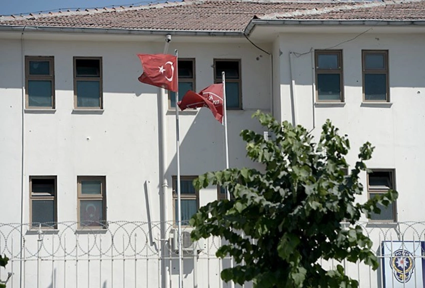İstanbulda silahlılar polis şöbəsinin binasını atəşə tutub