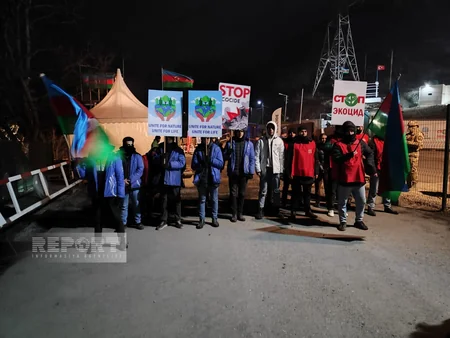 Акция протеста на дороге Ханкенди-Лачын с продолжается и в ночные часы