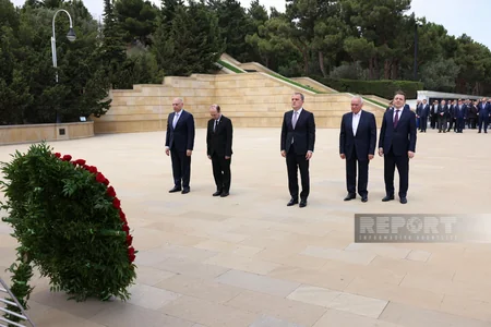 XİN-in rəhbər heyəti Fəxri və Şəhidlər xiyabanlarını ziyarət edib
